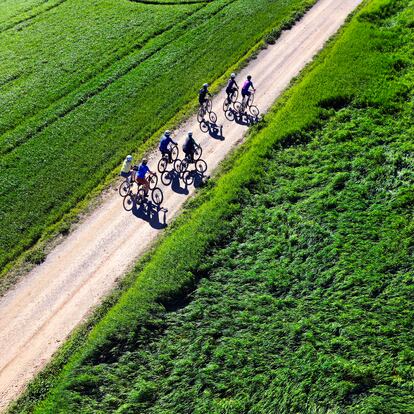 April 2024 - Report on cycling routes through Girona - ©Francis Tsang ----PIEFOTO---- The Girona region, known for having mountain passes, plains and different slopes, is the ideal place for the practice and training of the both professional and amateur cycling.