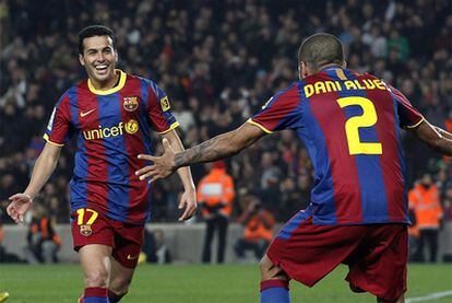 Alves y Pedro celebran un gol del Barça.