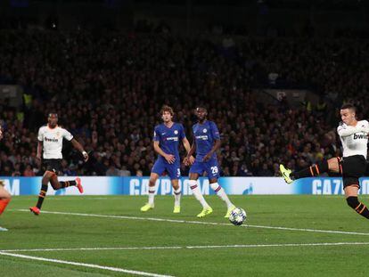 Rodrigo dispara para batir a Kepa en el gol de la victoria.