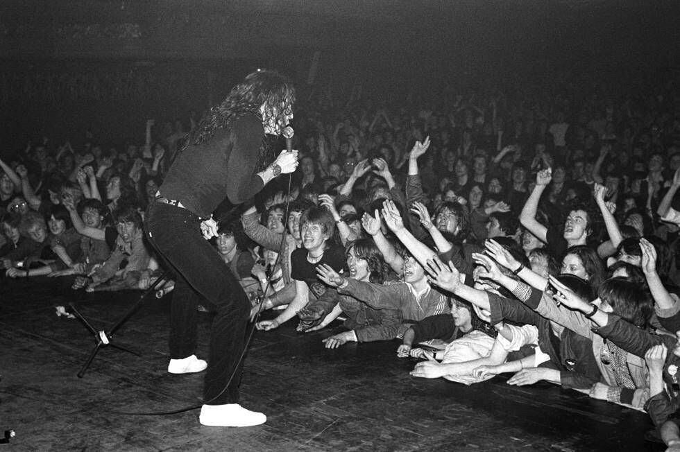 La audiencia queriendo coger un trocito de David Coverdale en un concierto de Whitesnake.