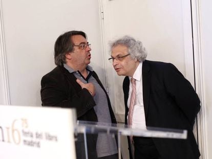 Amin Maalouf (derecha) y Jes&uacute;s Ruiz Mantilla, en la Feria del libro