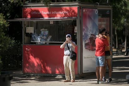 Turistas frente a la Sagrada Familia, en Barcelona.
