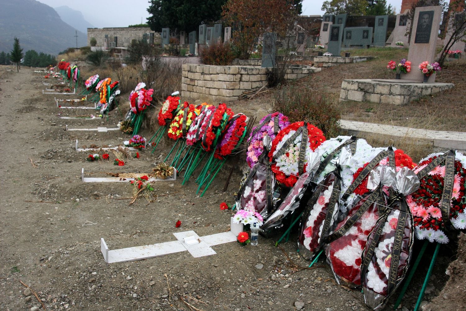 Tumbas en Stepanakert de los muertos en el actual estallido de violencia, el pasado jueves.