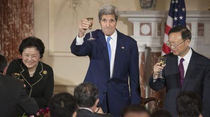 Kerry con la viceprimer ministra de China, ayer en Washington.