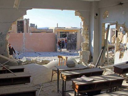 Imagen de una de las aulas de la escuela bombardeada en la localidad de Hass.
