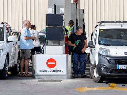Varios conductores repostan en una gasolinera de Sevilla, este jueves.