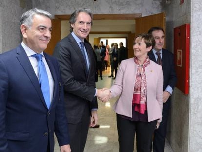 El ministro Ígo de la Serna y la consejera Arantza Tapia, junto al delegado del Gobierno Javier de Andrés, este martes en Vitoria.