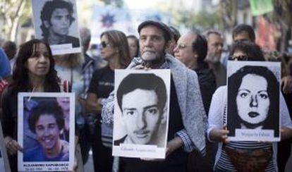 Familiares de desaparecidos marchan en Buenos Aires.