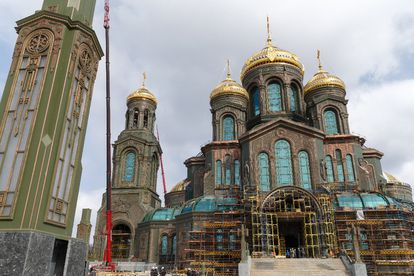 La construcción de la catedral de la resurrección de Cristo está ultimándose en el parque Patriótico, a las afueras de Moscú.