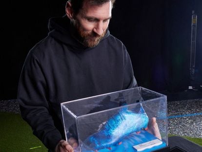 Lionel Messi sostiene una zapatilla elaborada con materiales reciclados, diseñados por la empresa chilena Karün.