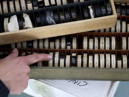 Un empleado revisa películas antiguas en el centro de restauración y conservación de la filmoteca en la Ciudad de la Imagen de Madrid.