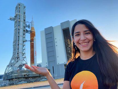 La ingeniera aeroespacial venezolana Nathalie Quintero, posa junto al Space Launch System, de la NASA.