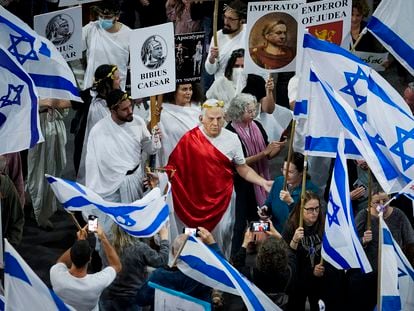 Manifestantes contrarios al primer ministro israelí, Netanyahu, durante una  protesta por las medidas del gobierno, el pasado 4 de marzo, en Tel Aviv, Israel.
