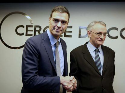 Pedro Sánchez saluda a Antón Costas, presidente del Círculo de Economía.
