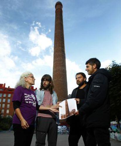 Activistas ante la chimenea en la que un grupo de militantes escribió en los noventa la palabra “Insumisión”.