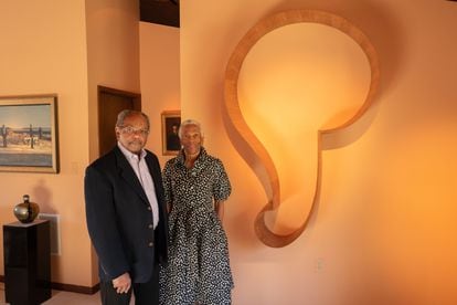 Los mecenas estadounidenses Eddie y Sylvia Brown, en su casa de Baltimore (EE. UU), en abril pasado.