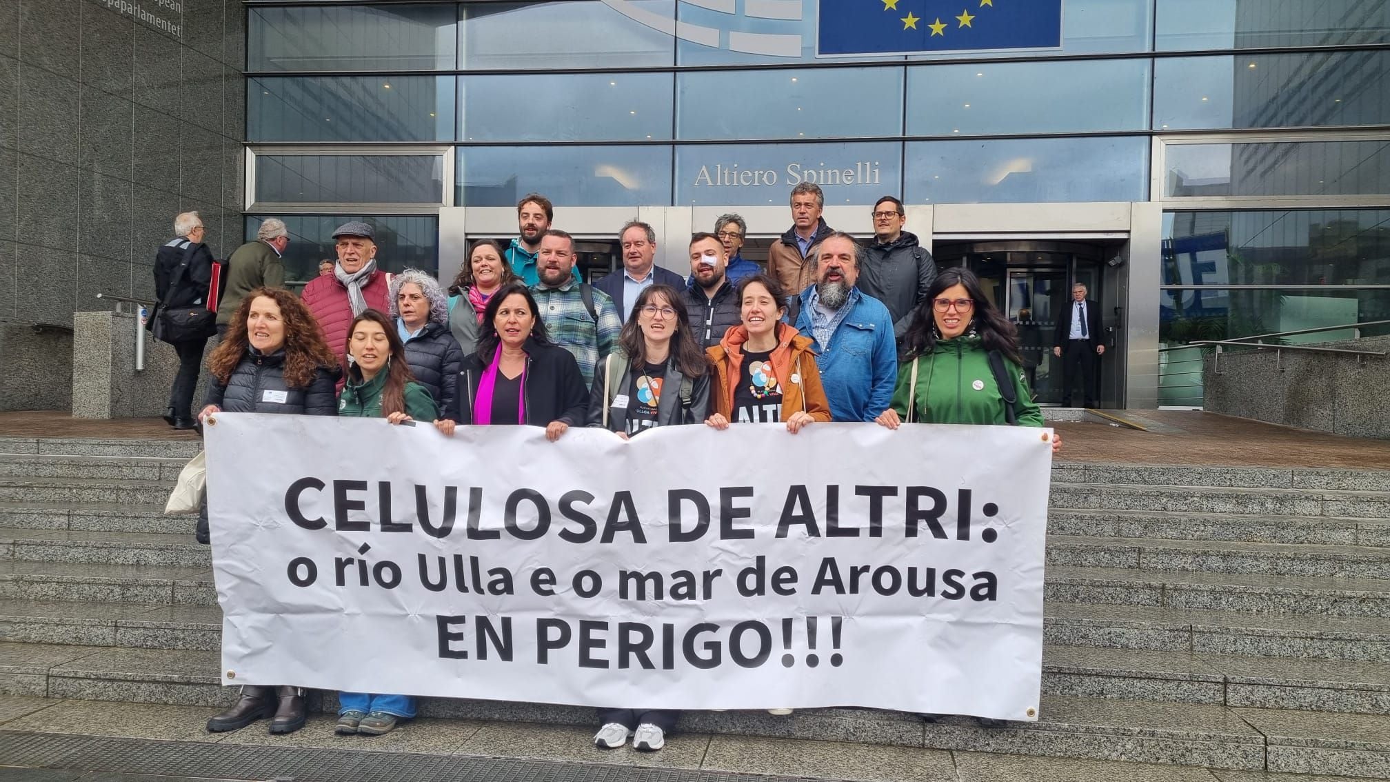 La batalla gallega contra la mayor fábrica de celulosa soluble de Europa llega a Bruselas