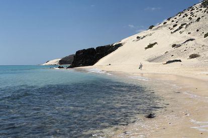 En la fase de inundación, el arenal de sotavento de Jandía, en Fuerteventura, se fragmenta en diferentes playas, mientras que cerca de la bajamar son 28 los kilómetros caminables donde el Atlántico pule la arena.