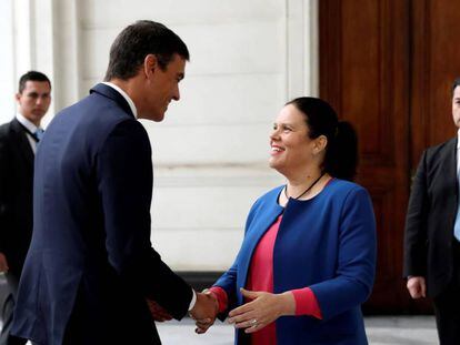 El presidente Pedro Sánchez, con la presidenta del Congreso de Chile, Maya Fernández.