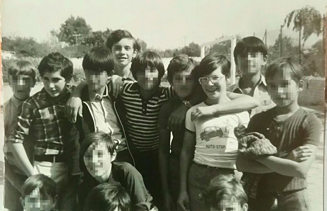Grupo de alumnos del internado de los carmelitas en Vila-real en 1975 en el que están, con el rostro visible, Juan Luis Chueca, a la izquierda, y sus amigos Emilio, en el centro, y Julián, a la derecha.