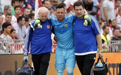 Diego Alves se retira lesionado durante el partido contra el Almería.