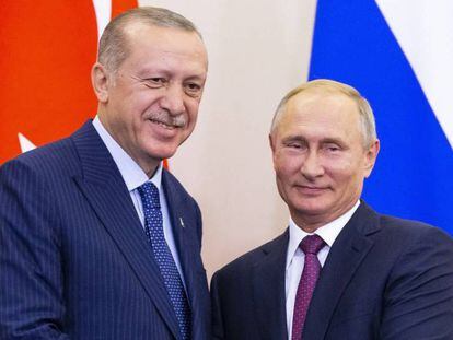 Recep Tayyip Erdogan y Vladímir Putin se saludan, este lunes en Sochi (Rusia). En vídeo, declaraciones de Erdogan.
