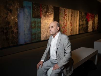 El pintor José Luis Alexanco posa en su exposición de la sala Alcalá 31 (Madrid) en septiembre de 2020.