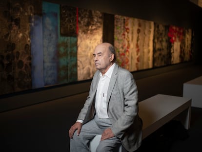 El pintor José Luis Alexanco posa en su exposición de la sala Alcalá 31 (Madrid) en septiembre de 2020.