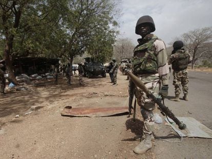 Soldados nigerianos en un control en Gwoza.