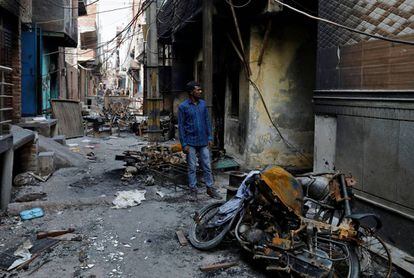 Comercios musulmanes destrozados durante los disturbios de Nueva Delhi.