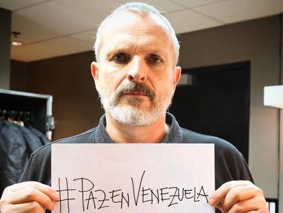 Miguel Bosé, con un cartel en el que pide paz para Venezuela, en mayo de 2017 en una fotografía publicada en sus redes sociales.