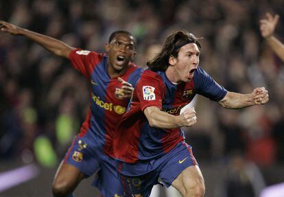 Messi celebra perseguido por Eto’o el segundo tanto del hat-trick que le marcó al Madrid en Liga en 2007. AP
