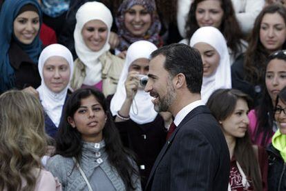 El príncipe Felipe y doña Letizia (de espaldas), ayer en la Universidad de Amman.