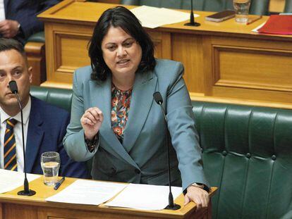 La ministra adjunta de Salud de Nueva Zelanda, Ayesha Verrall, defiende en el Parlamento la legislación antitabaco.