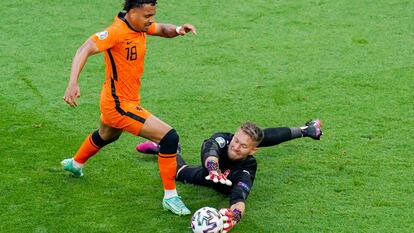 Vaclik le roba el balón al holandés Malen en la jugada clave del choque de octavos ganado por la República Checa.