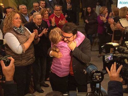 Asier Antona, presidente del PP, abraza a una compa&ntilde;era de partido hace una semana.