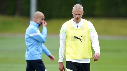 Erling Haaland y Pep Guardiola durante un entrenamiento previo al partido entre el Manchester City y el Inter de Milán.