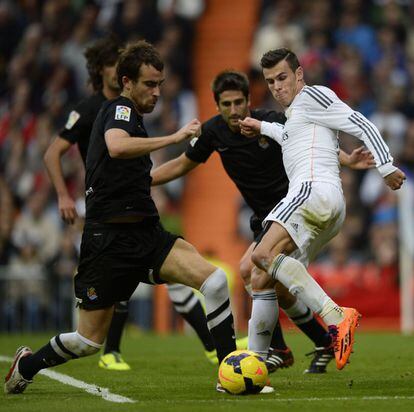 Gareth Bale intenta controlar un balón ante tres jugadores de la Real Sociedad.