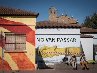 Pintadas en la carretera que cruza el pueblo de Alcarràs, esta semana.