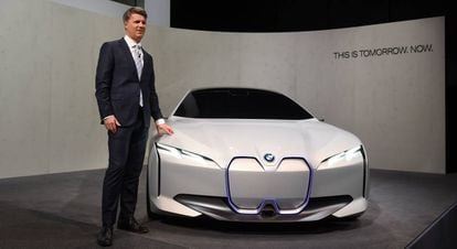 Harald Krueger, CEO de BMW, posa ante el modelo i4 presentado el 21 de marzo. 