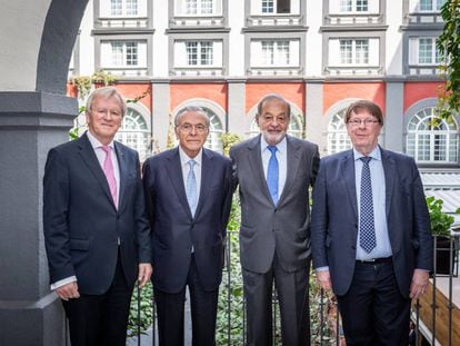 Heinrich Haasis, presidente de honor del WSBI; Isidro Fainé; Carlos Slim, y Chris De Noose, director general ejecutivo del WSBI