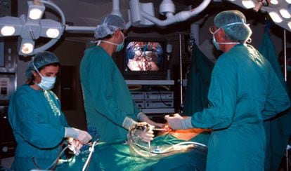 Operación de un paciente con cáncer de colon en el Hospital Clínic de Barcelona.