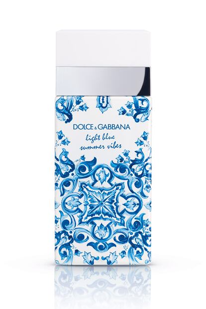 Light Blue, de Dolce & Gabbana, tiene 22 añitos y es ya un clásico de la perfumería que este verano vuelve a renovarse con un frasco de edición limitada. La bergamota de Calabria con la que se abre esta actualización es una de las primeras notas que vienen a la cabeza al pensar en fragancias ‘limpias’.