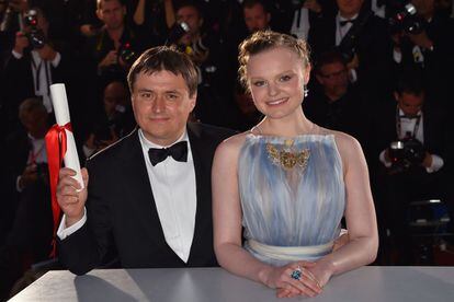El director rumano Cristian Mungiu posa con la actriz María Dragus después de ser galardonado con el premio al mejor director por la película 'Graduación (Bacalaureate)' en el Festival de Cannes.