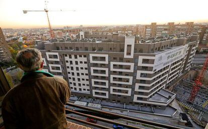 Promoción de vivienda libre en construcción en la calle Carlos y Guillermo Fernández Shaw, 1, en el barrio de Tetuán (Madrid).