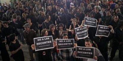 Trabajadores municipales en el Matadero antes de que empezara la asamblea.