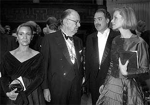 De izquierda a derecha, Marina Castaño, Camilo José Cela, Camilo José Cela Conde y su esposa, Giselle, en la ceremonia de entrega del Premio Nobel de Literatura, en Estocolmo, en diciembre de 1989.
