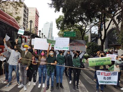 Personal académico y alumnos del CIDE protestan en la sede del Conacyt, este viernes.