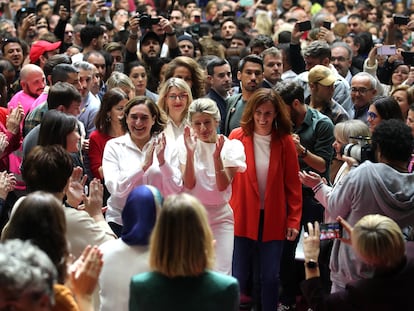 Yolanda Díaz, en el centro, junto a Ada Colau y Mónica García, este domingo.