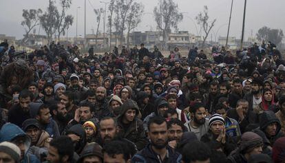 La ONU alertó el pasado 23 de marzo que unos 400.000 civiles se encontraban atrapados en el casco antiguo de Mosul, bajo el control del ISIS. Sin agua corriente, ni electricidad y con cada vez mayor escasez de alimentos, esa organización temía que el inminente avance de las fuerzas gubernamentales desatara un gran éxodo. “La gente ha empezado a quemar muebles, ropa vieja, plásticos y cualquier cosa que arda para calentarse por las noches porque todavía llueve mucho y las temperaturas bajan significativamente”, explicaba un portavoz de Acnur. En la fotografía, decenas de iraquíes huyen de los combates en Mosul.